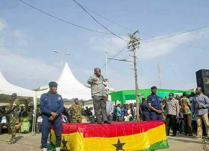 Akufo-Addo’s ‘flag-stepping‘ photo sparks controversy