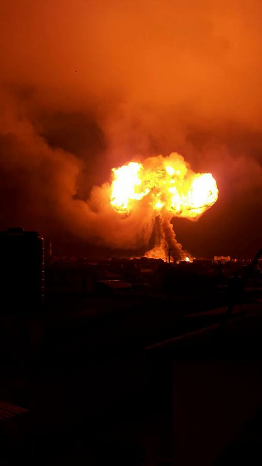 Gas station explodes at Atomic junction - Photos
