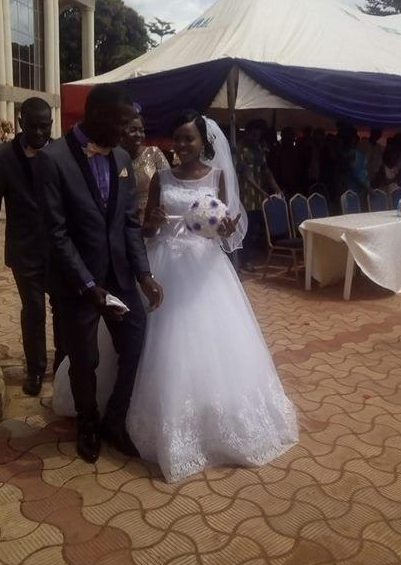 Bride puts her wedding on hold to write her exam at the University - Photos