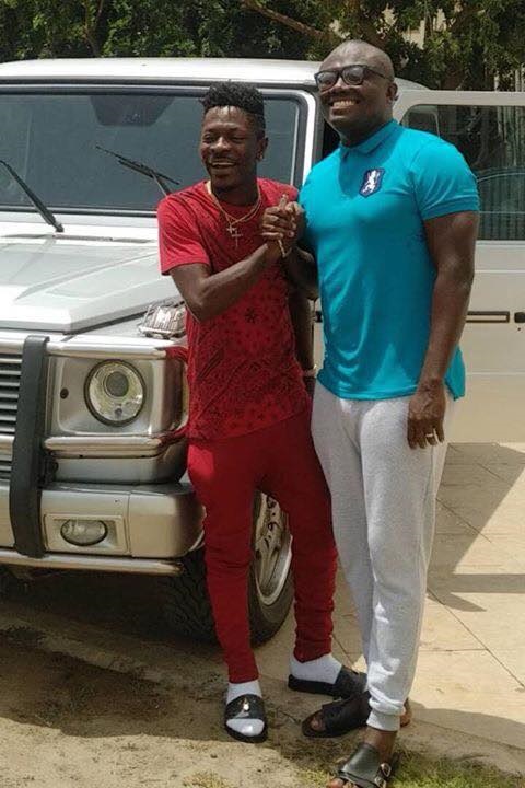 Shatta Wale receives a G-Wagon from Kwabena Duffour Jnr & Bola Ray