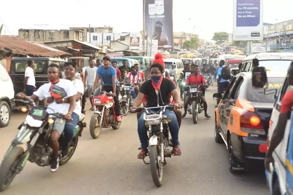 Shatta Wale spends quality time with fans, kids and market women on the streets