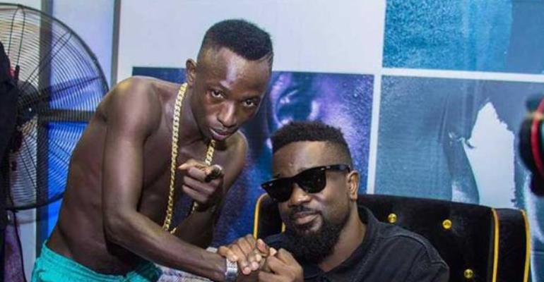 Video: Fans mad at Patapaa's studio vibes